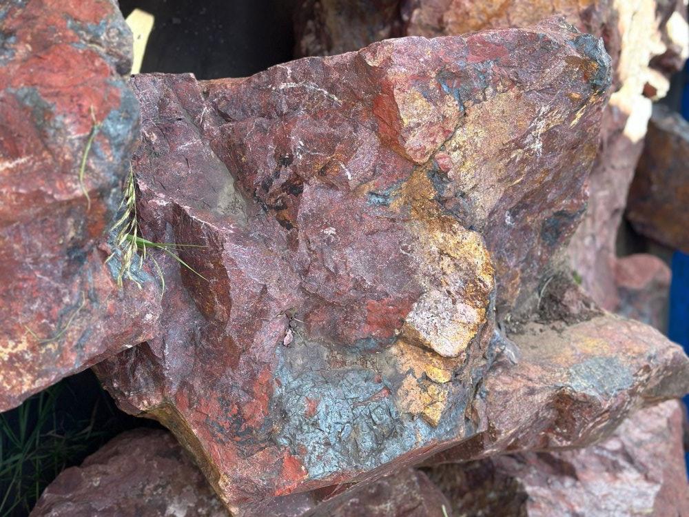 Камни для ландшафтного дизайна красно-фиолетовые 10-60 килограмм купить в Новосибирской области