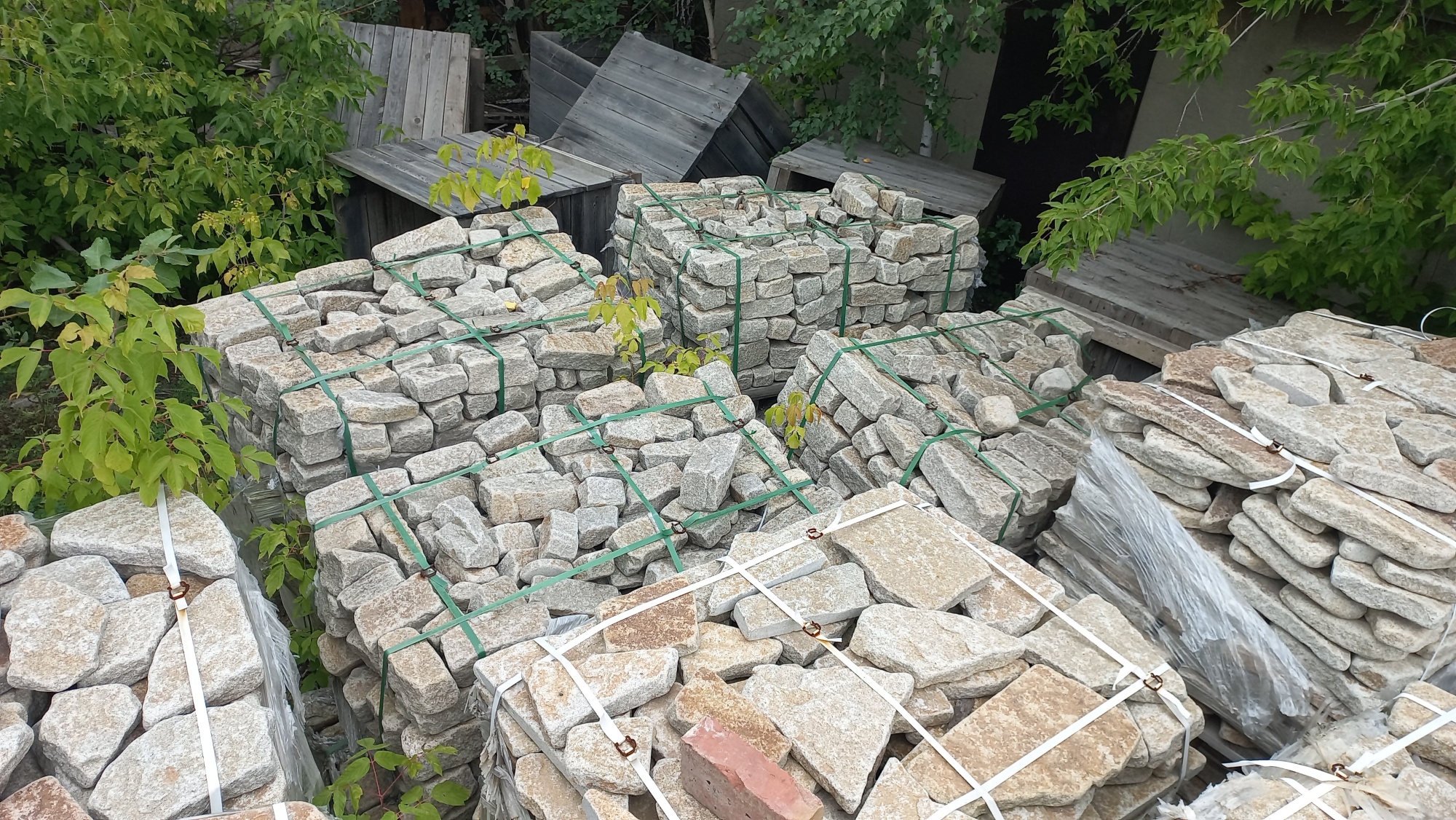 Плитняк галтованный гранитный для ландшафтного дизайна купить в Новосибирской области