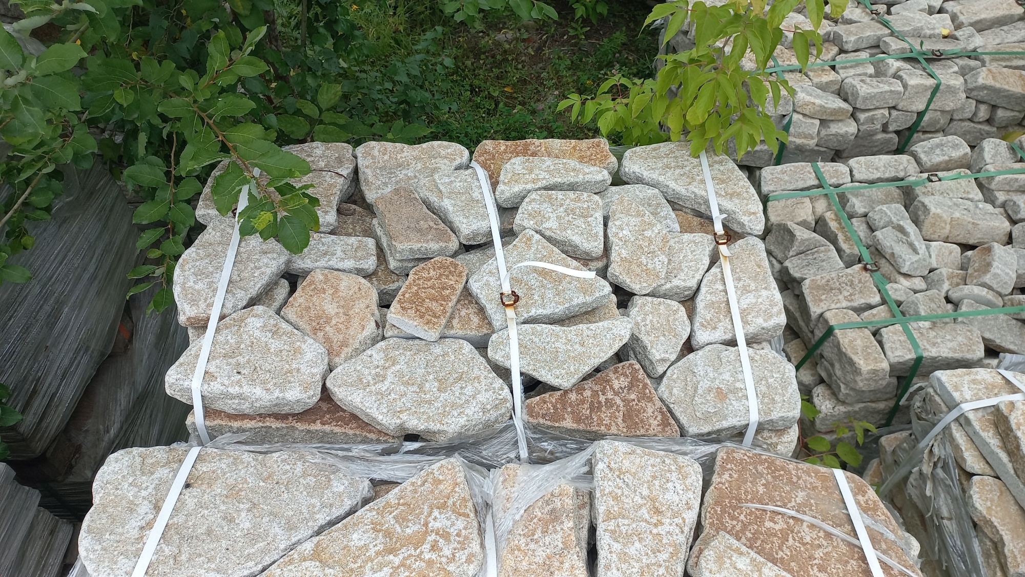 Плитняк галтованный гранитный для ландшафтного дизайна купить в Новосибирской области