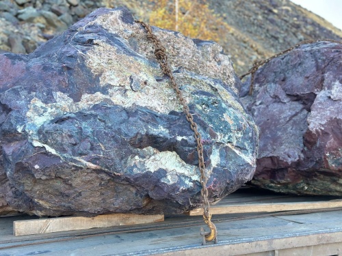 Огромные красно-фиолетовые валуны для ландшафтного дизайна весом более 5 тонн купить в Новосибирской области