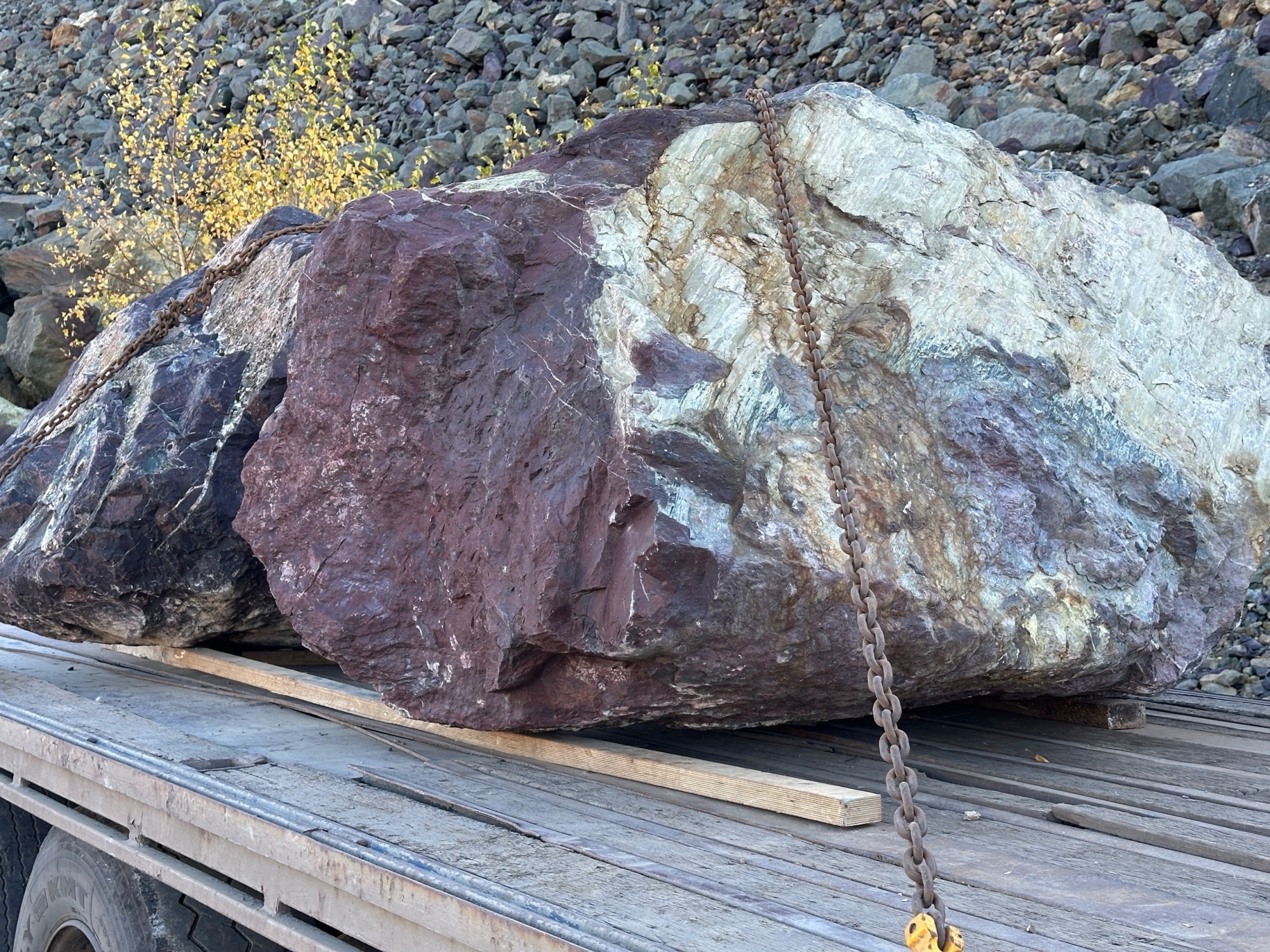 Огромные красно-фиолетовые валуны для ландшафтного дизайна весом более 5 тонн купить в Новосибирской области