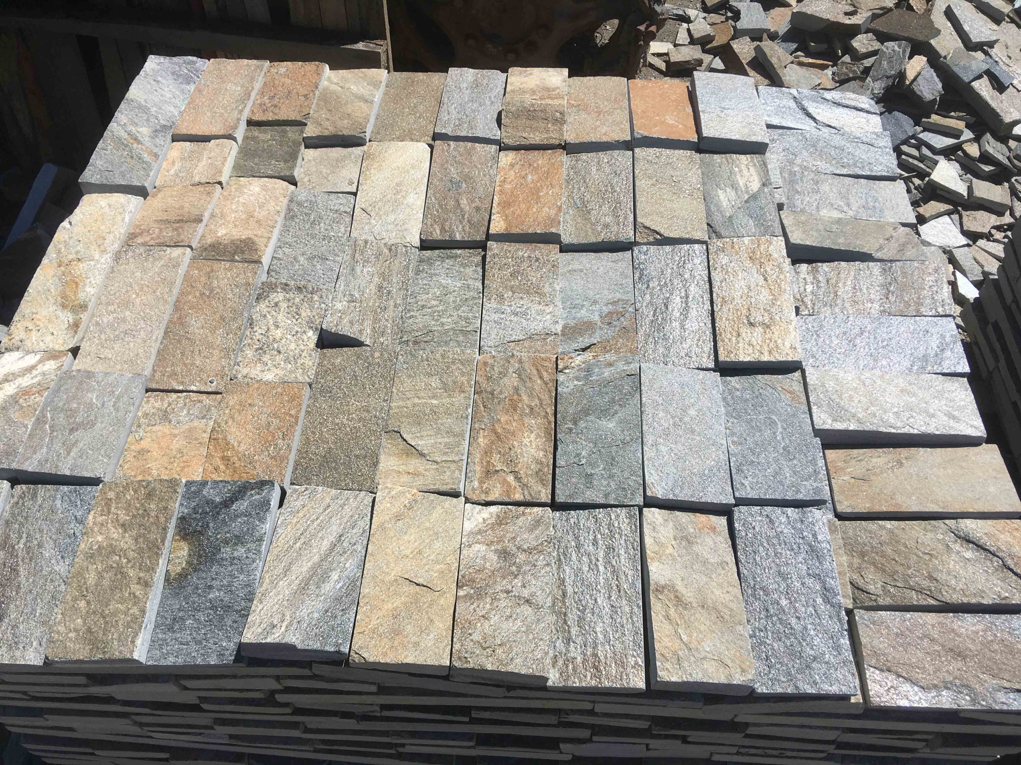 Плитка пилёная златолит Уральский для фасада купить в Новосибирской области