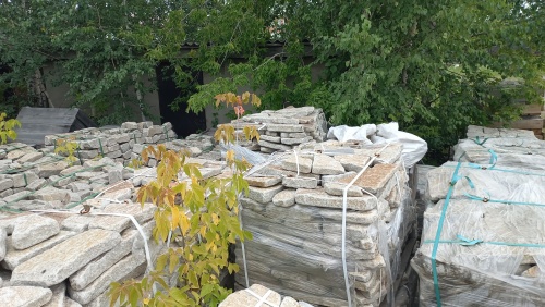 Плитняк галтованный гранитный для ландшафтного дизайна купить в Новосибирской области