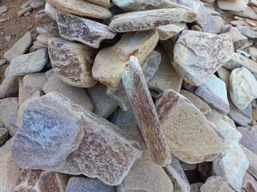 Златолит жёлтый, жёлто-зелёный глыбки и валуны для ланшафтного дизайна купить в Новосибирской области