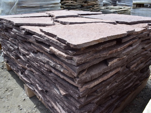 Плитняк лемезит бордовый для облицовки цоколя 20-25 мм  купить в Новосибирской области