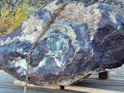 Огромные красно-фиолетовые валуны для ландшафтного дизайна весом более 5 тонн купить в Новосибирской области