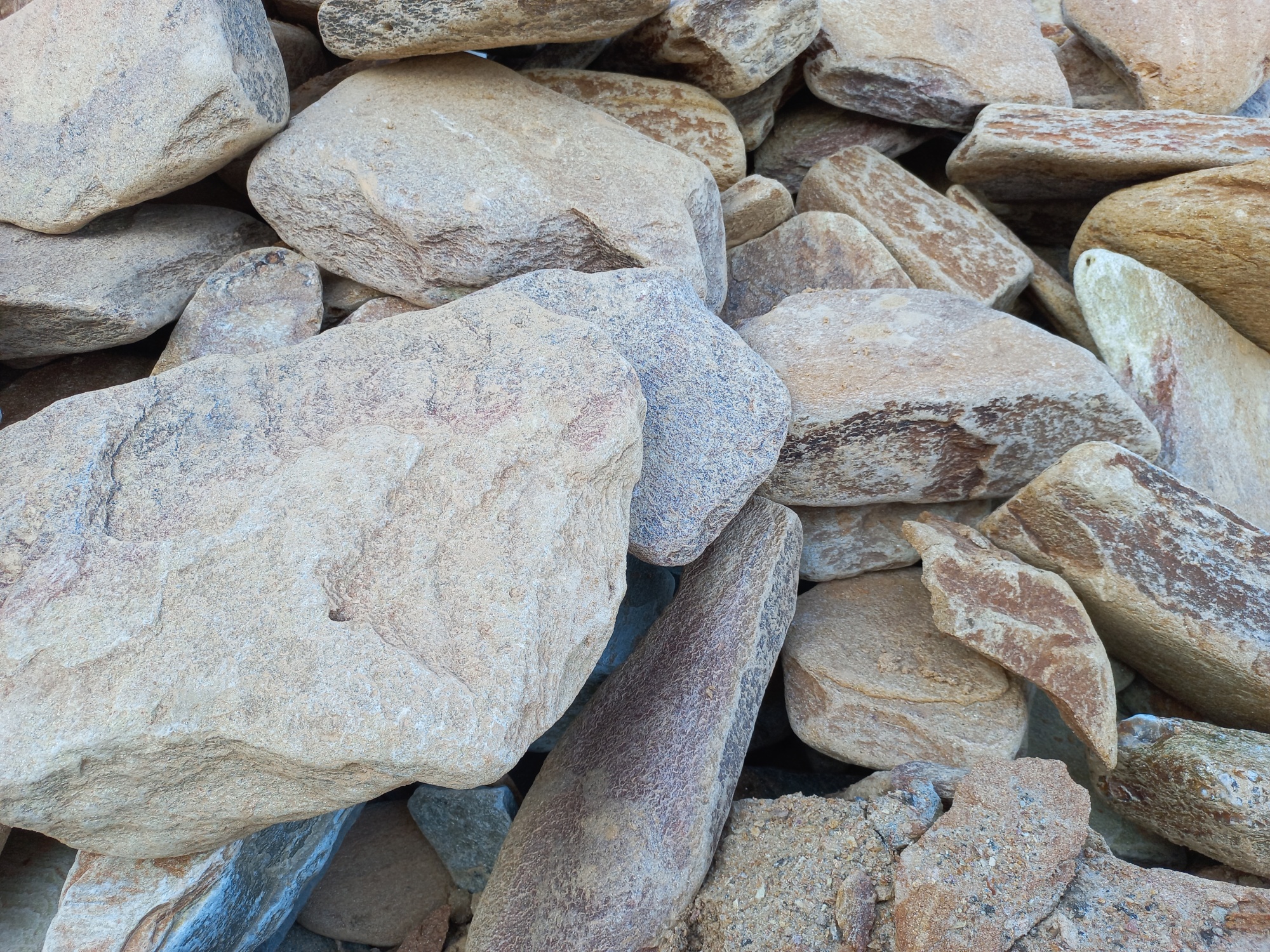 Златолит жёлтый, жёлто-зелёный глыбки и валуны для ланшафтного дизайна купить в Новосибирской области