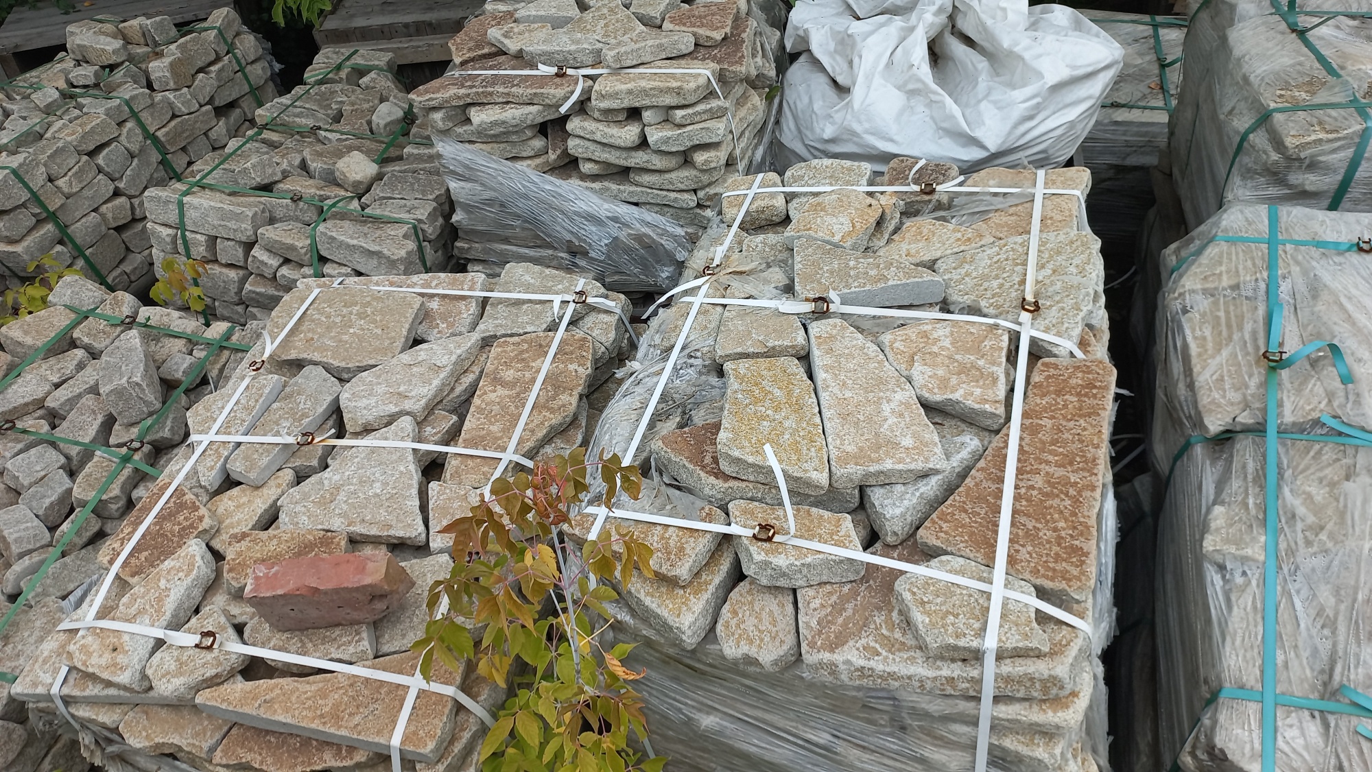 Плитняк гранитный галтованный купить в Новосибирской области