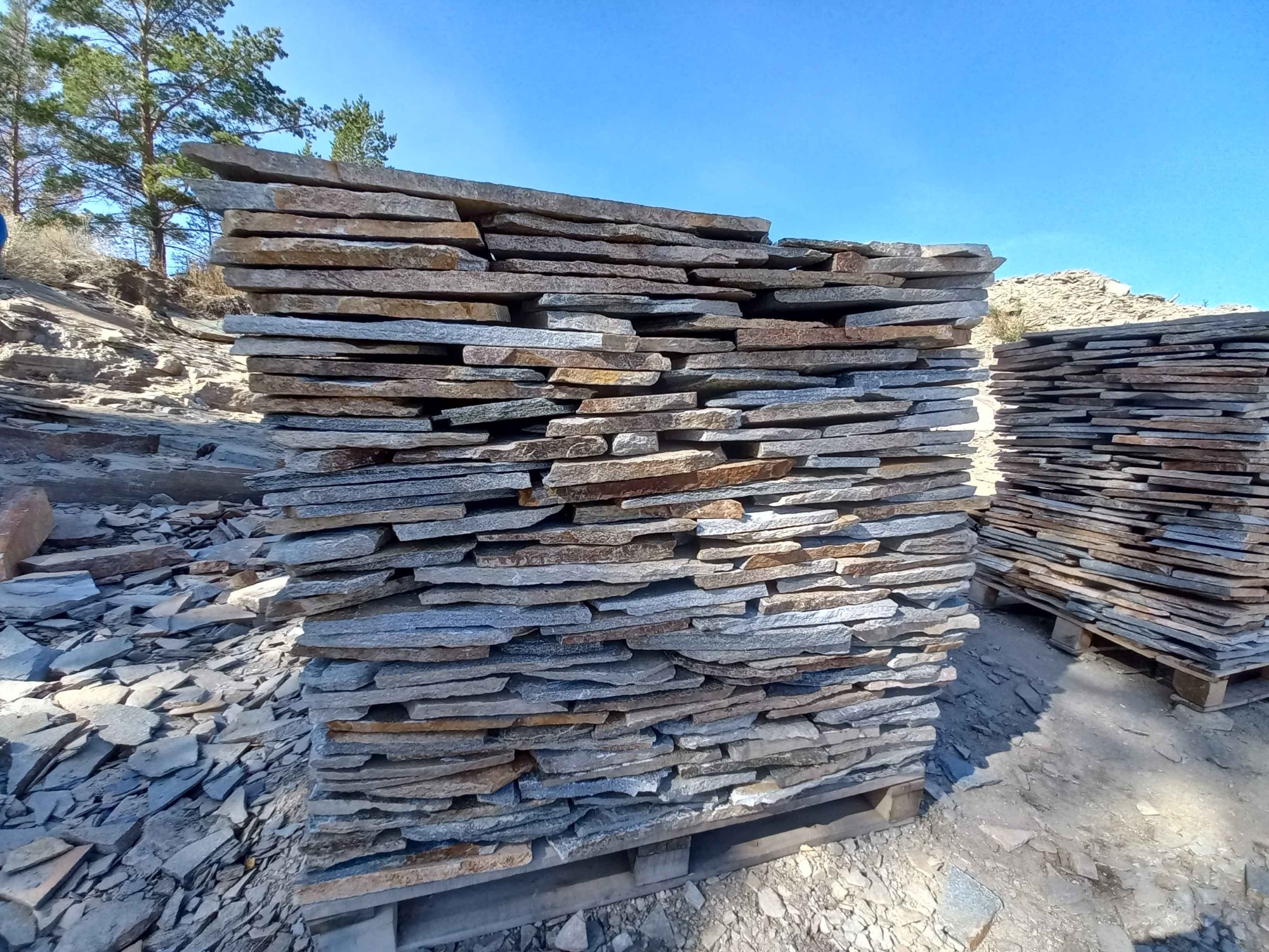 Плитняк златолит серебристый для фасада купить в Новосибирской области