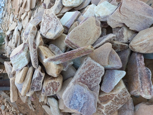 Златолит жёлтый, жёлто-зелёный глыбки и валуны для ланшафтного дизайна купить в Новосибирской области