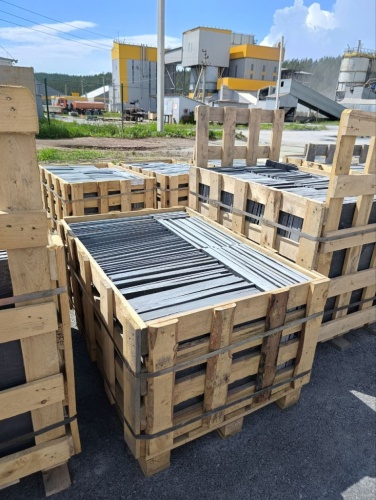 чёрная плитка из камня